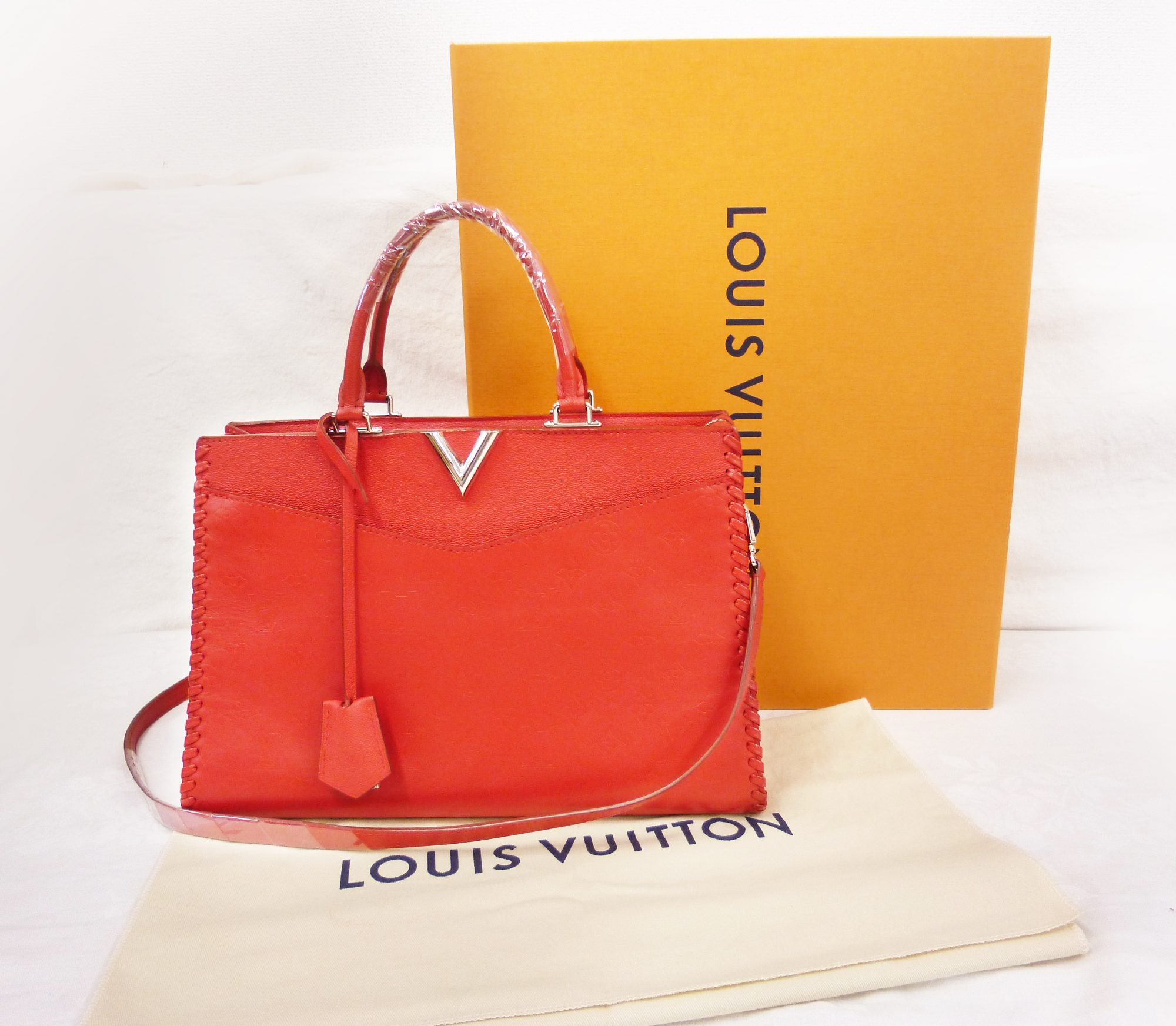 LOUIS VUITTON(ルイ・ヴィトン) M54146 ヴェリー・ジップ トート ショルダーバッグ【中古/美品】 – ディアスワタナベ |  岡山・倉敷のジュエリーショップ | 宝石・ジュエリー、ブランドバッグ・時計が新品から美中古品まで豊富に揃うオススメ宝石店